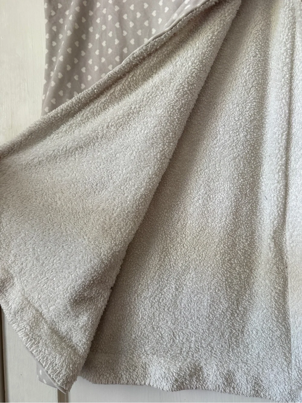 Light gray Heart-Print throw blanket
